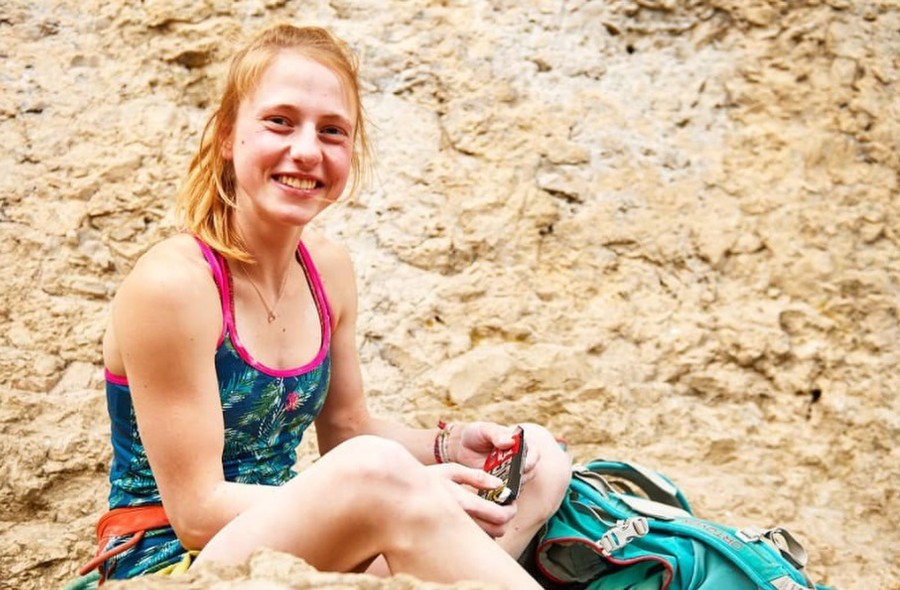 Après avoir commencé l’escalade il y a 3 ans seulement, elle enchaine 202 voies en 8a et plus cette annnée !