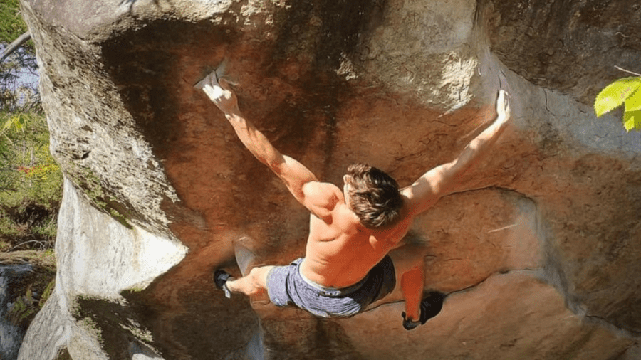 The Big Island assis pour Simon Lorenzi ! Officiellement le premier 9A bloc en France !