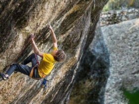 En souhaitant récupérer ses dégaines dans la voie, Alex Megos enchaîne son projet et propose 9b au lieu de 9a !