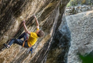 En souhaitant récupérer ses dégaines dans la voie, Alex Megos enchaîne son projet et propose 9b au lieu de 9a !