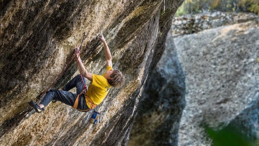 En souhaitant récupérer ses dégaines dans la voie, Alex Megos enchaîne son projet et propose 9b au lieu de 9a !
