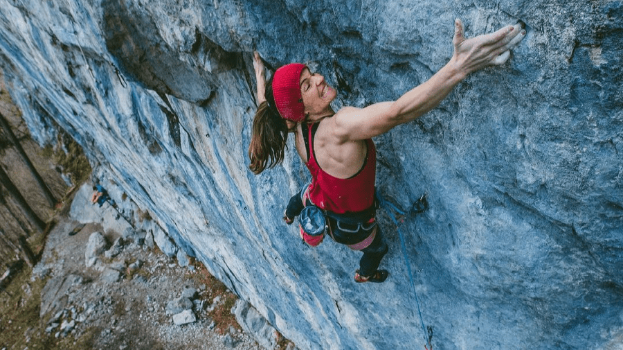 Barbara Zangerl, l’autrichienne enchaîne un 9a avec Sprengstoff