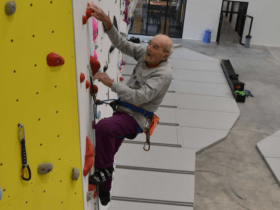 Pour ses 98 ans, c’est en salle d’escalade que Marcel Rémy veut les fêter !