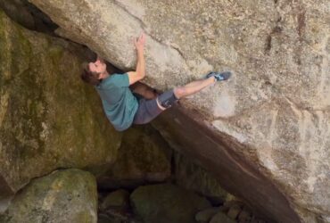 Simone Tentori enchaîne Mégalodonte, le bloc le plus dur de la vallée de Val Masino