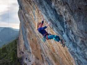 Martina Demmel clippe le relai de Joe Cita, son premier 9a, après avoir débuter l’escalade en 2017 seulement !