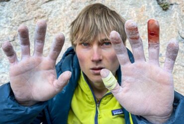 Alex Megos répète « King Capella », considérée comme la voie la plus dure de Siurana.